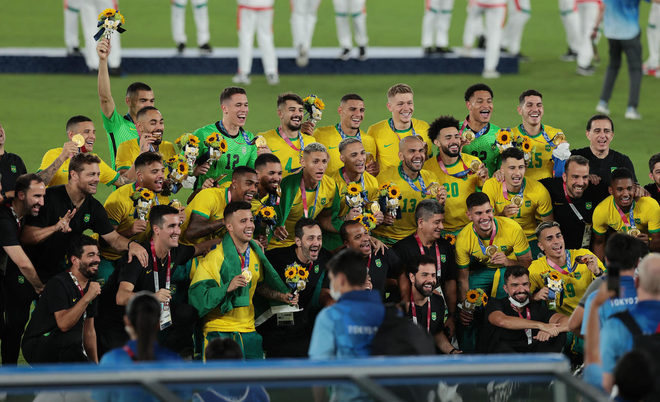 ブラジル対スペイン　金メダルを手に笑顔を見せるブラジルの選手たち（撮影・前田充）