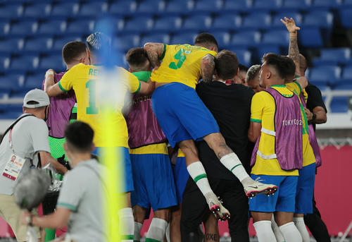 ブラジル対スペイン　延長後半、マウコンの勝ち越しゴールで歓喜するブラジルの選手たち（撮影・前田充）