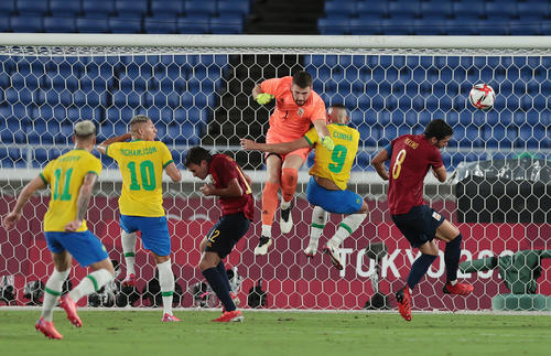ブラジル対スペイン　前半、ゴール前で激しく競り合う両チームの選手たち（撮影・前田充）