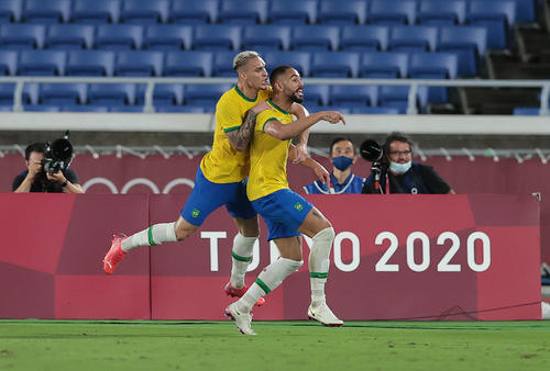 ブラジル対スペイン　前半、先制ゴールを決め喜ぶブラジルのクニャ（右）とアントニ（撮影・前田充）