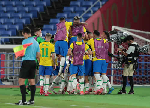 ブラジル対スペイン　前半、クニャが先制ゴールを決め喜ぶブラジルの選手たち（撮影・前田充）