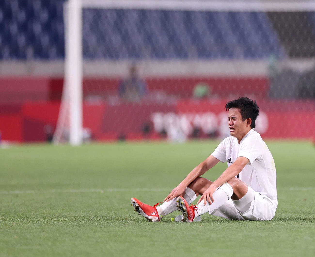 日本対メキシコ　メキシコに敗れピッチで涙する久保（2021年8月6日撮影）