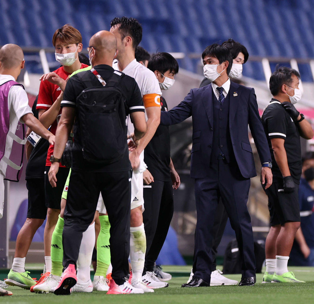 日本対メキシコ　メキシコに敗れスタッフをねぎらう森保監督（右）（2021年8月6日撮影）