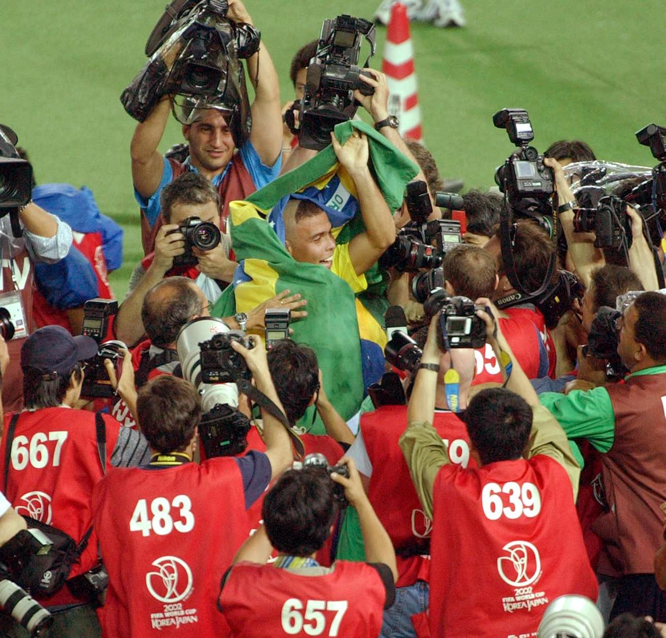 2002年6月30日、日韓W杯でブラジルが優勝し報道陣に囲まれるロナウド