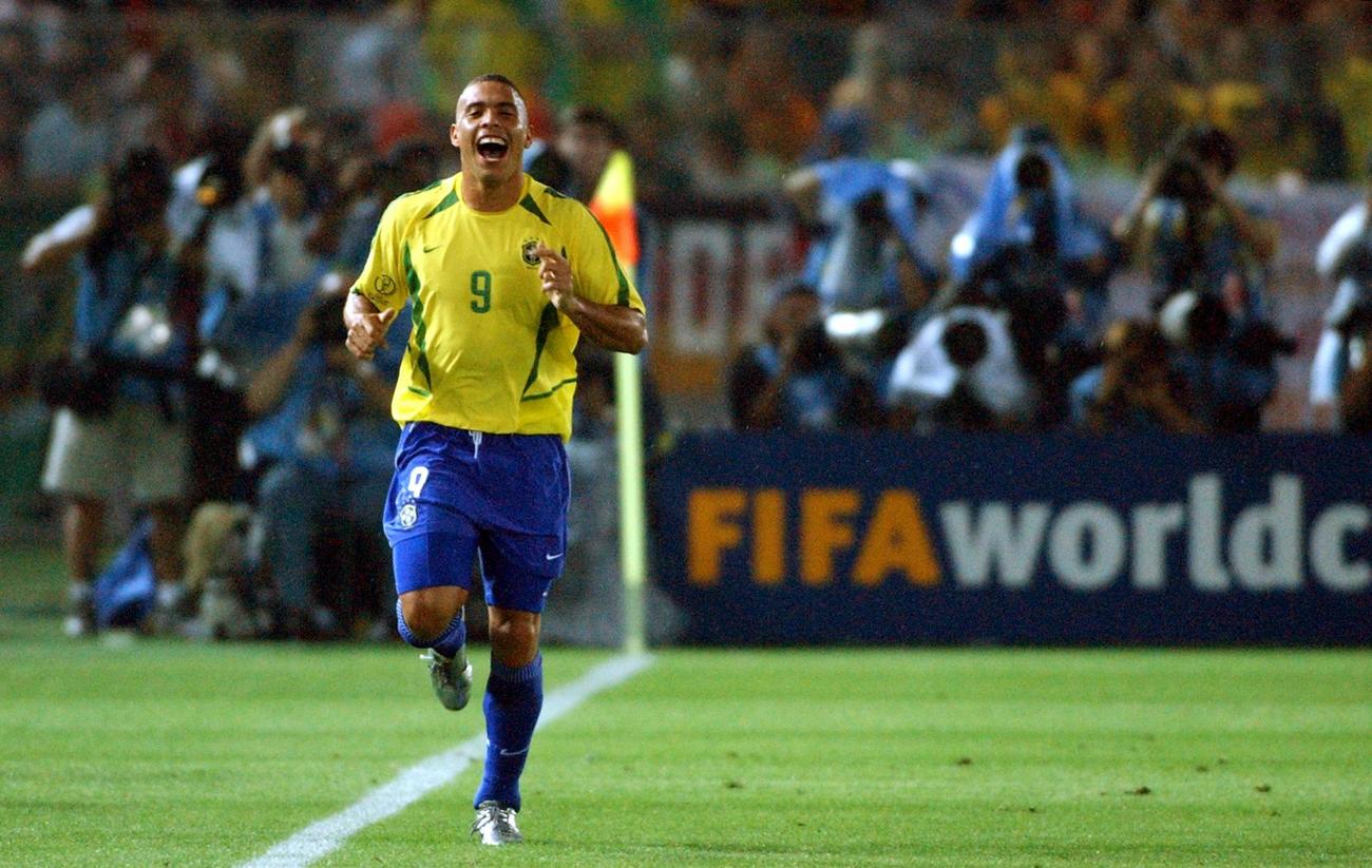 02年06月30日、W杯日韓大会　ドイツとの決勝戦でブラジルのロナウドは2点目のゴールを決め喜ぶ