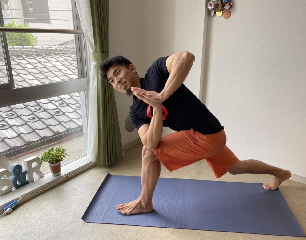 自宅でオンラインヨガに挑戦する杉本怜（本人提供）