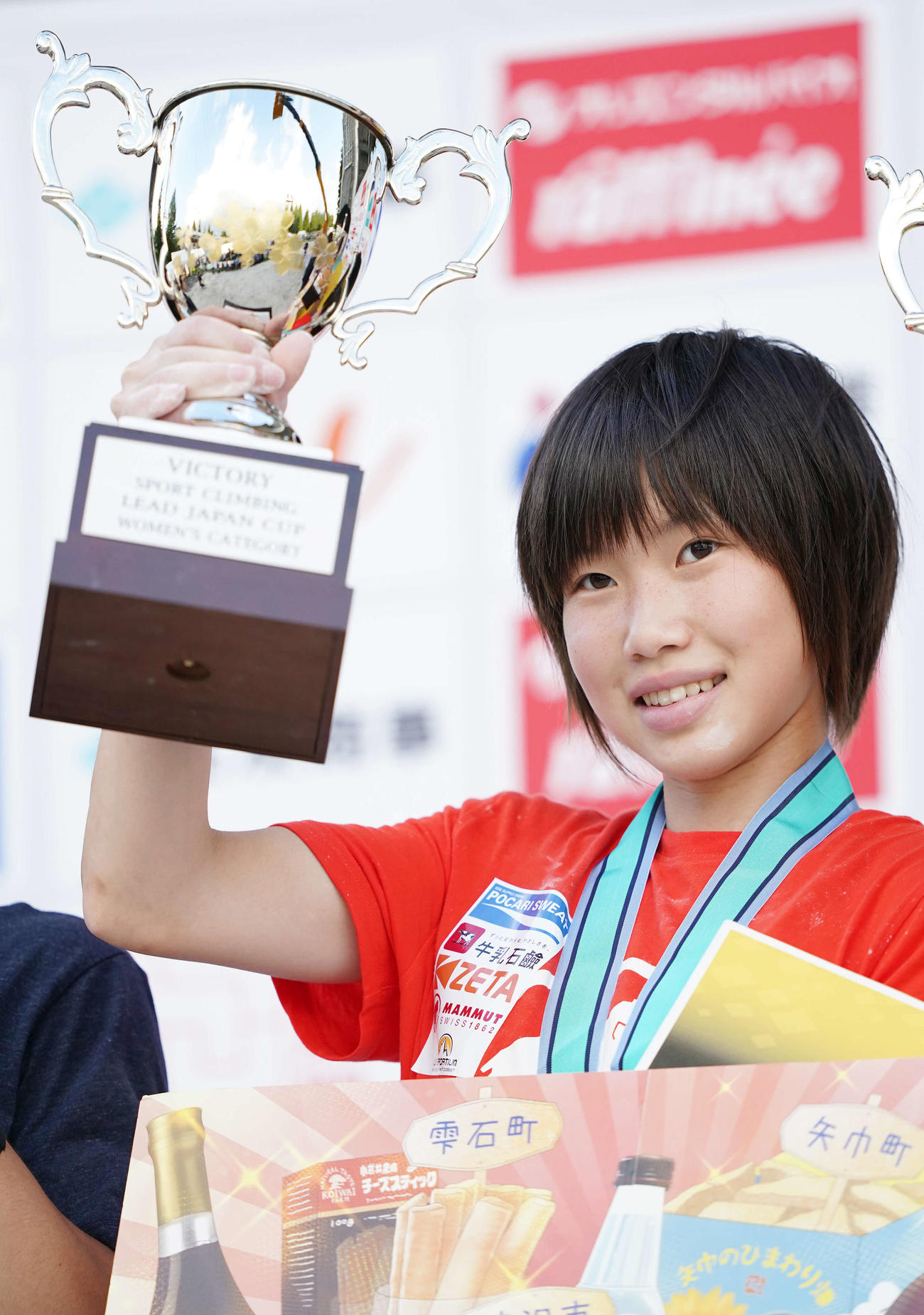 優勝し、表彰台で笑顔の森（撮影・鈴木みどり）
