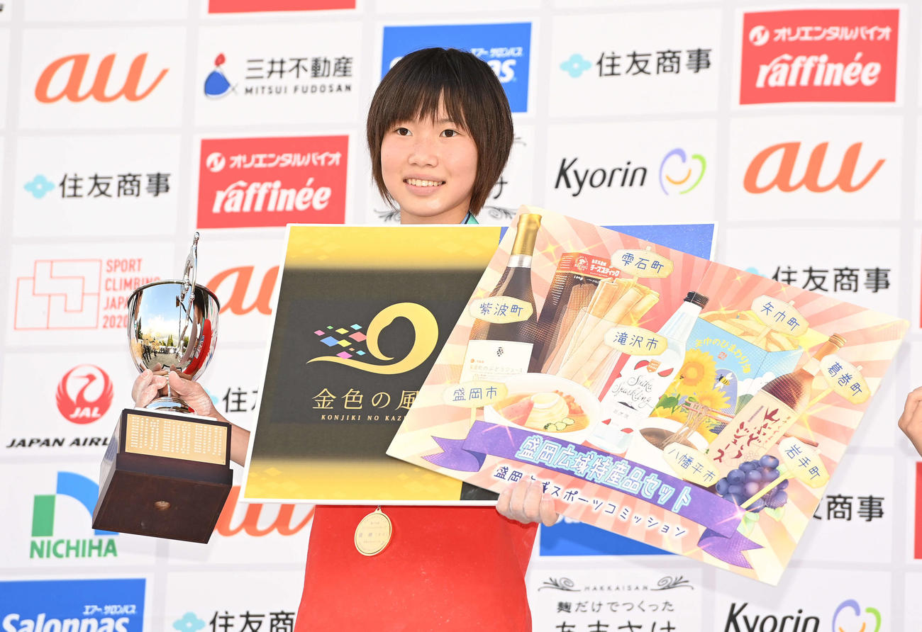 優勝し、表彰台で笑顔の森（撮影・鈴木みどり）