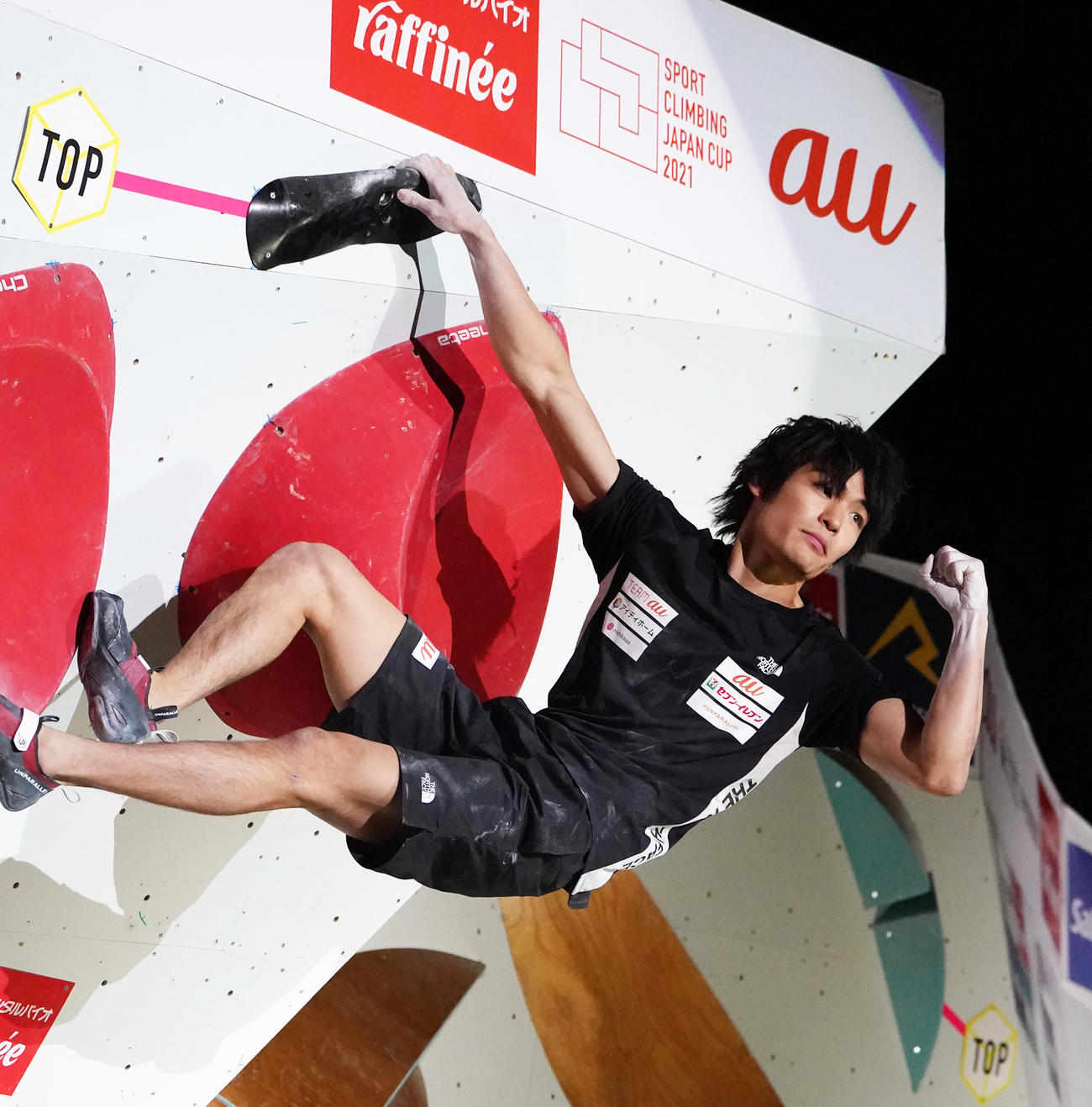 決勝で第4課題を成功させ、ガッツポーズを見せる楢崎智（撮影・菅敏）