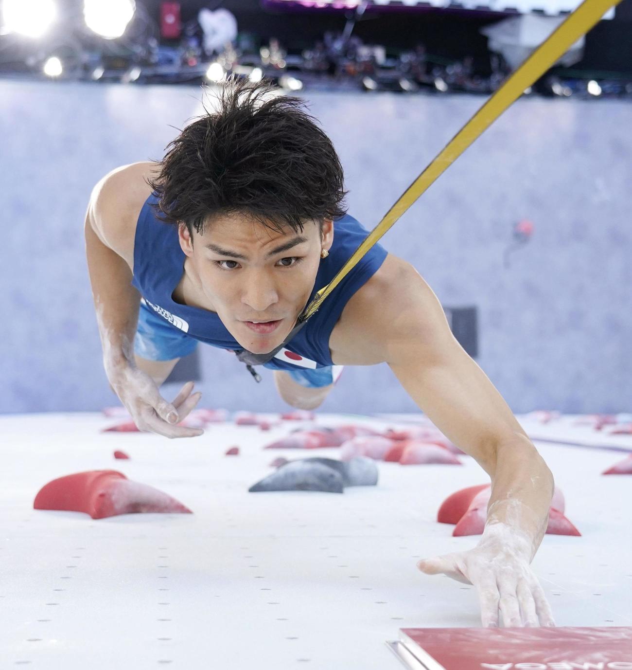 男子複合予選のスピードに臨む楢崎智亜（共同）