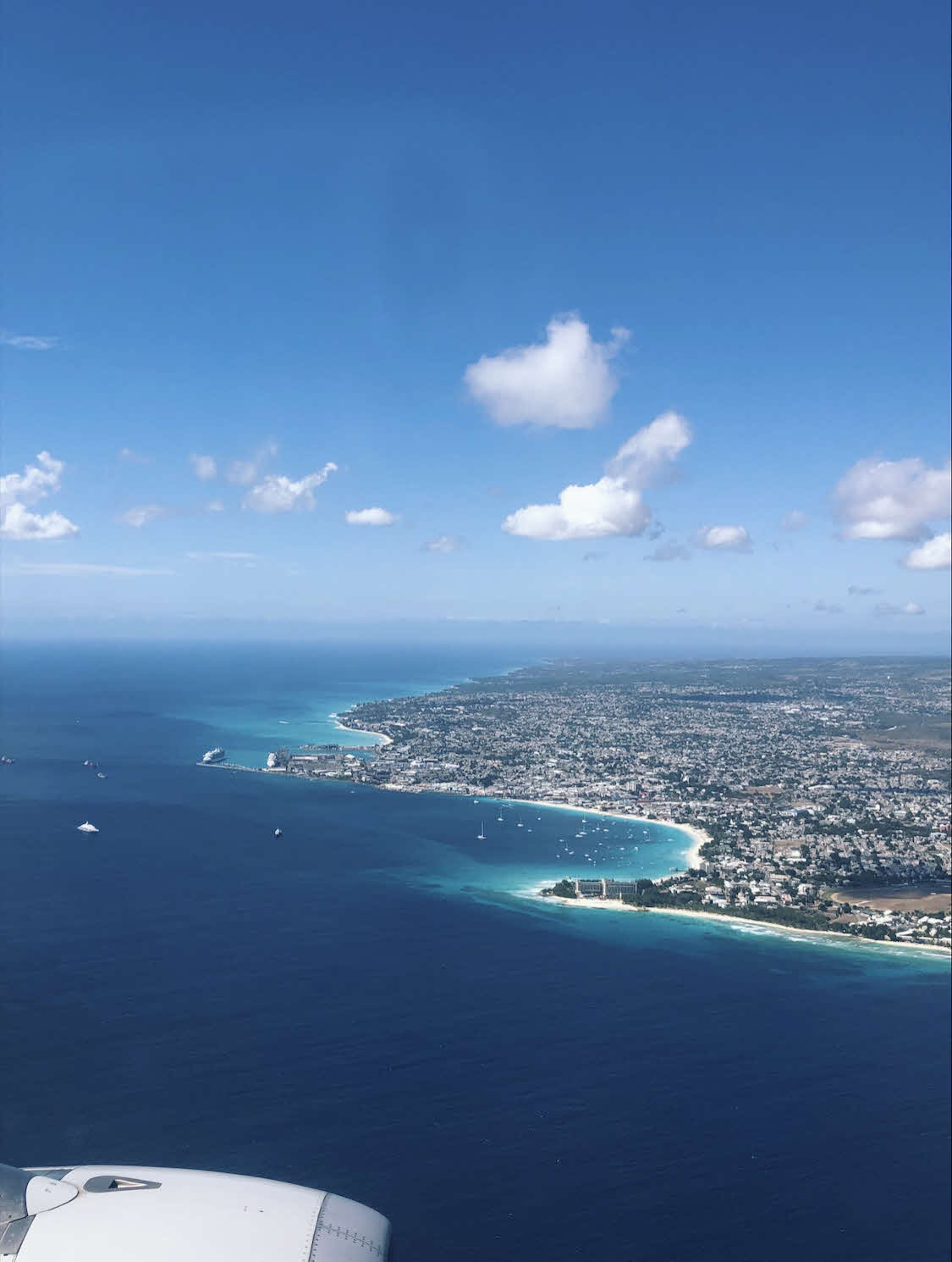 上空からも分かるほど青々と透き通った海が広がるバルバドス