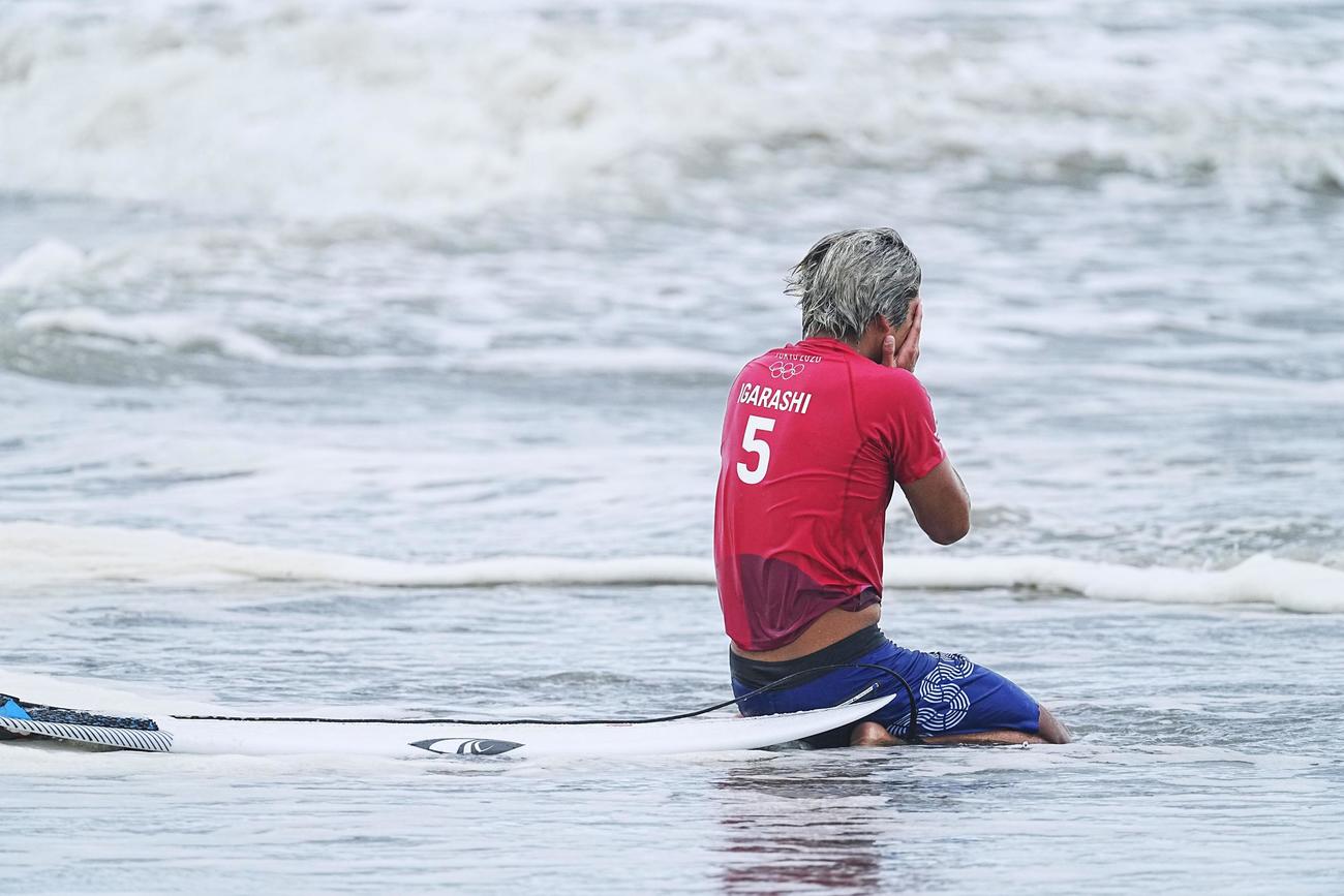 男子決勝でブラジル選手に敗れ、肩を落とす五十嵐カノア（共同）