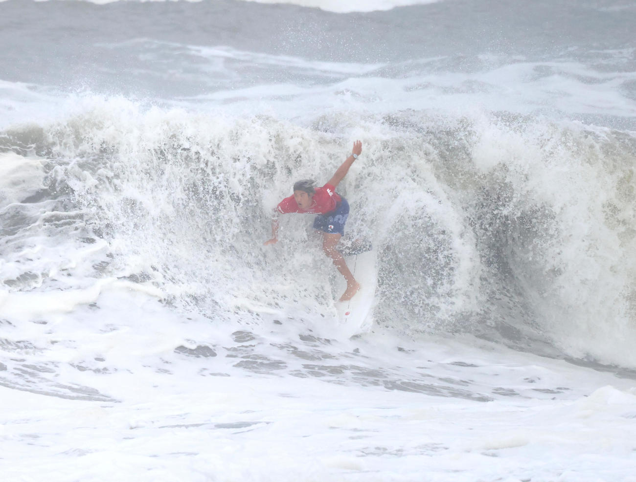 サーフィン男子決勝　台風の影響による荒波の中をライディングする五十嵐カノア（撮影・井上学）