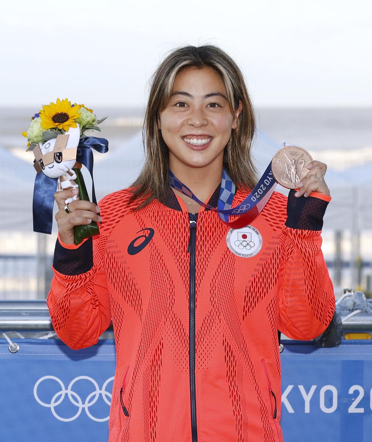 サーフィン女子で銅メダルを獲得し、笑顔を見せる都筑有夢路（共同）
