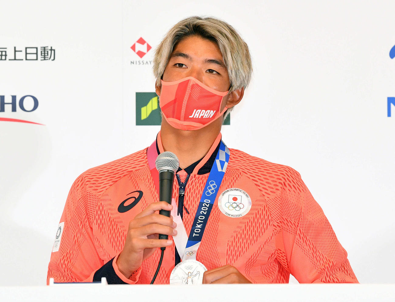 一夜明け会見に臨む男子サーフィンの五十嵐（撮影・滝沢徹郎）