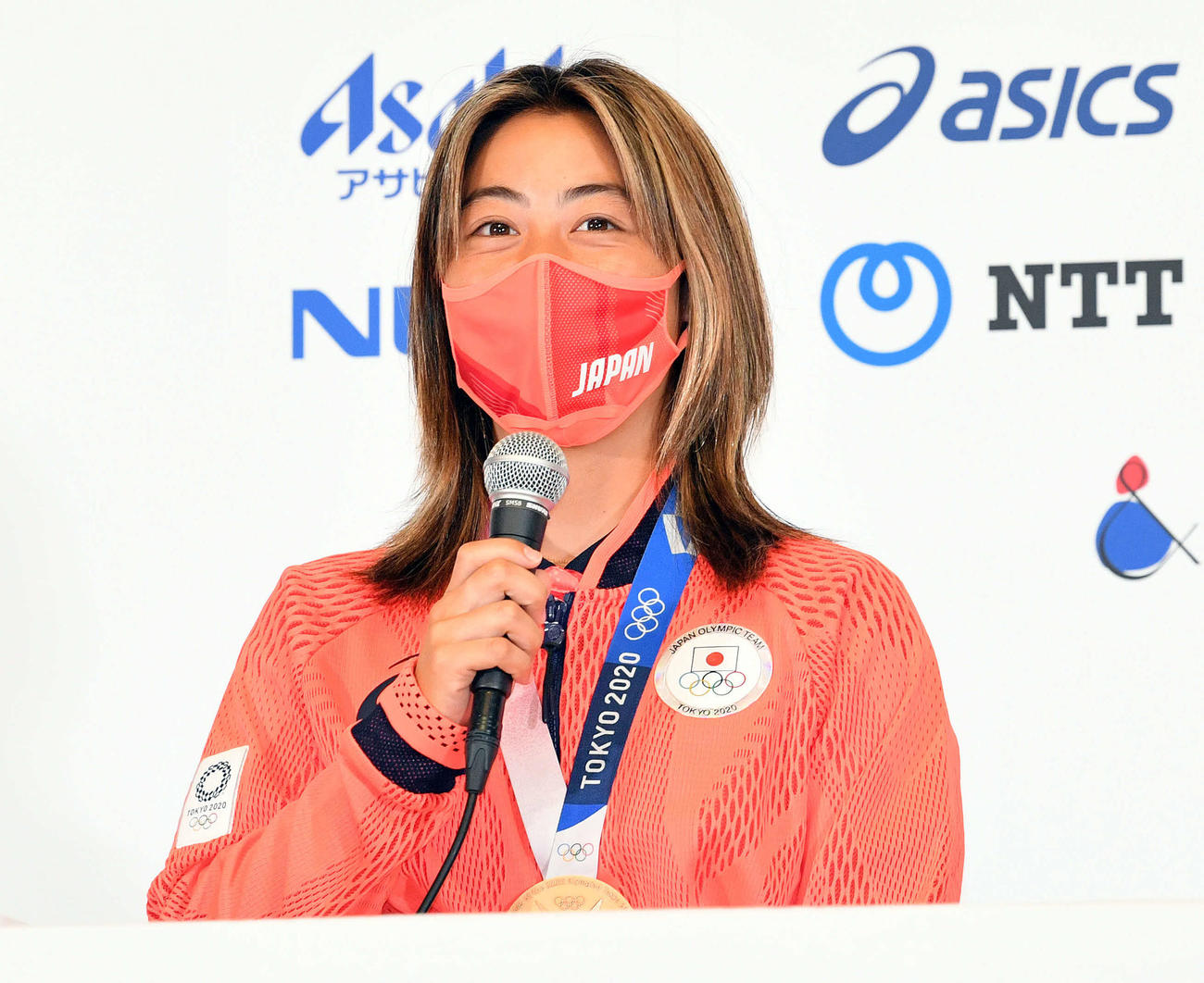 一夜明け会見に臨む女子サーフィンの都筑（撮影・滝沢徹郎）