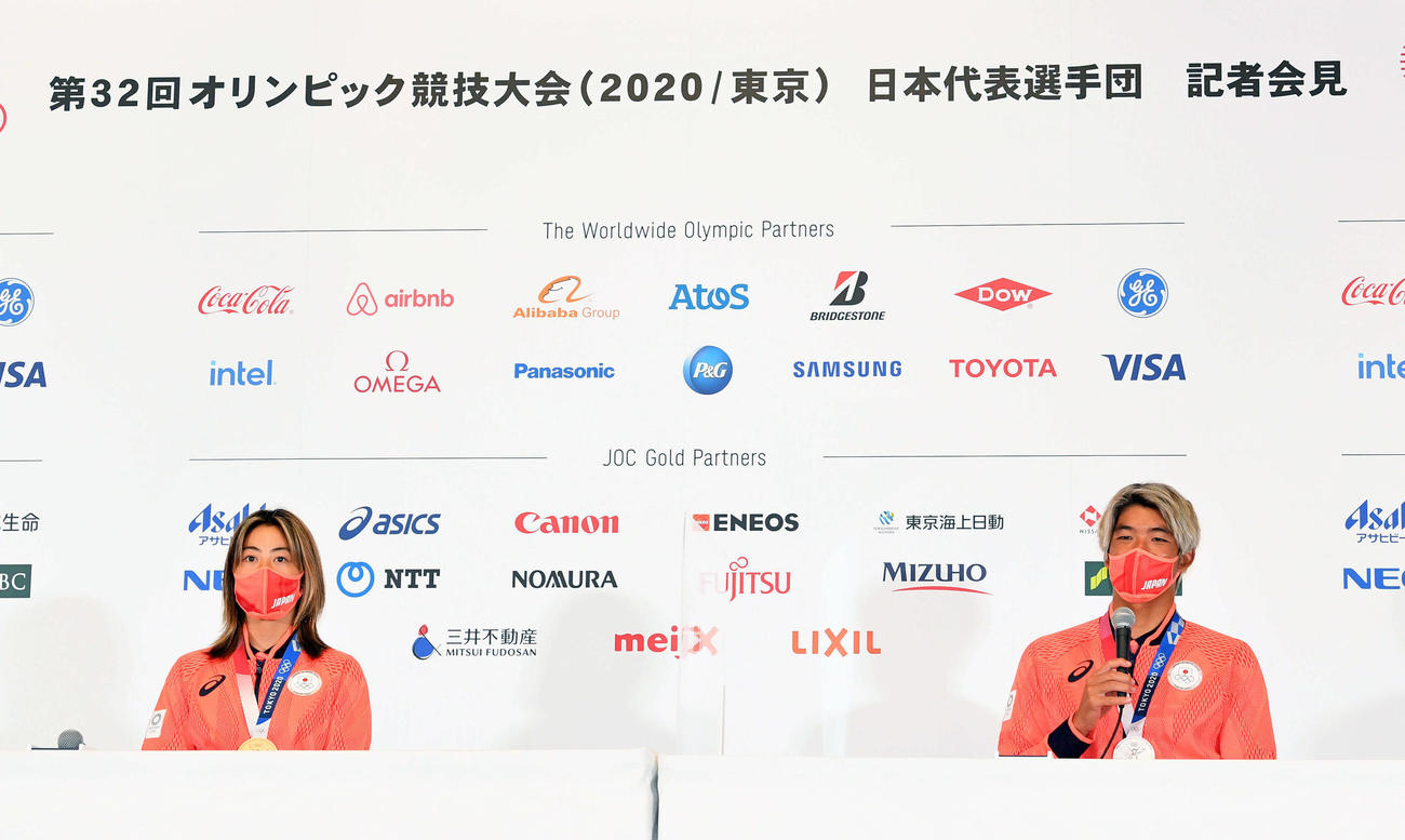 一夜明け会見に臨む女子サーフィンの都筑（左）と男子サーフィンの五十嵐（撮影・滝沢徹郎）