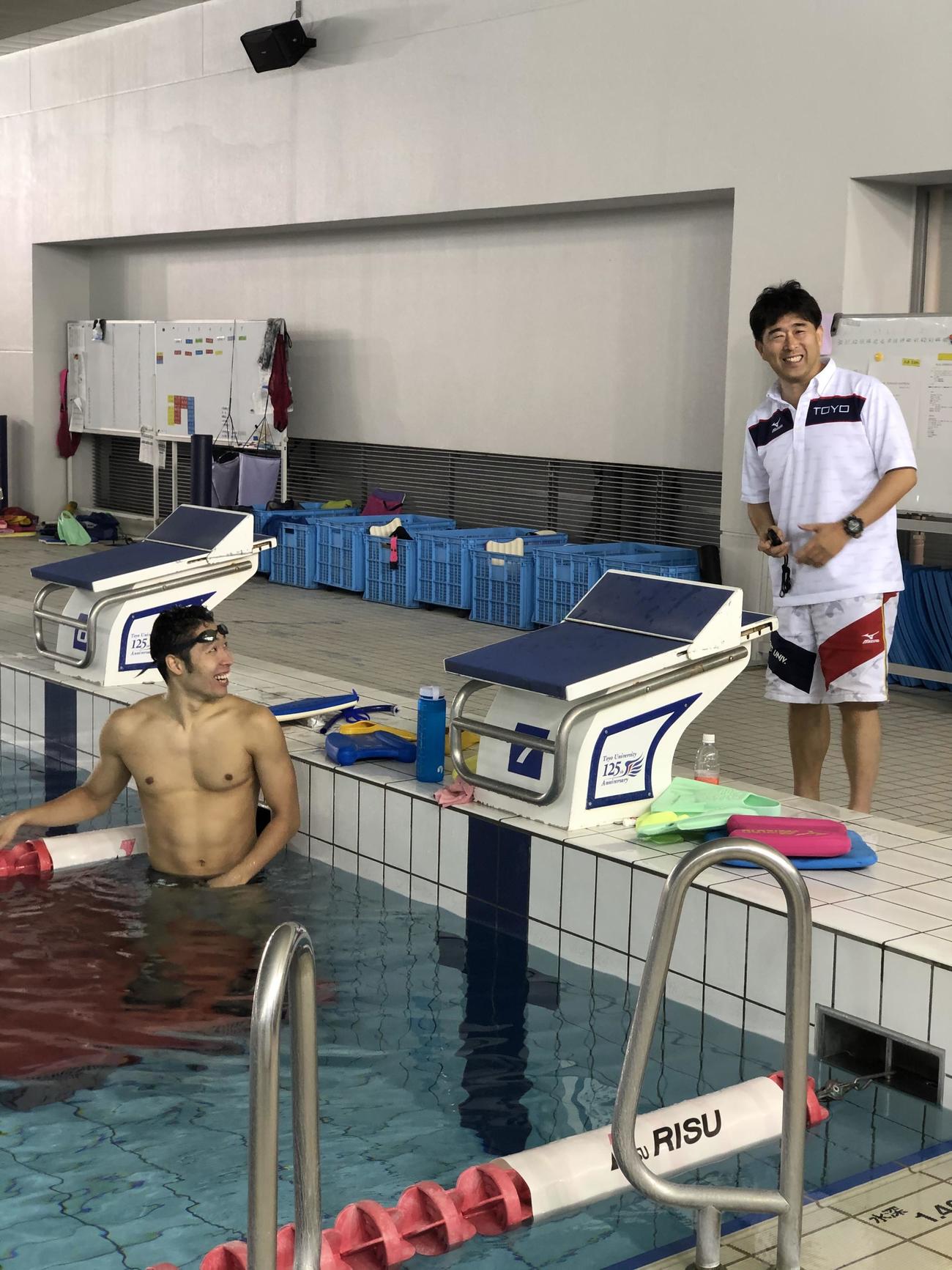 練習を行う萩野。右は平井コーチ（IMPRINT提供）