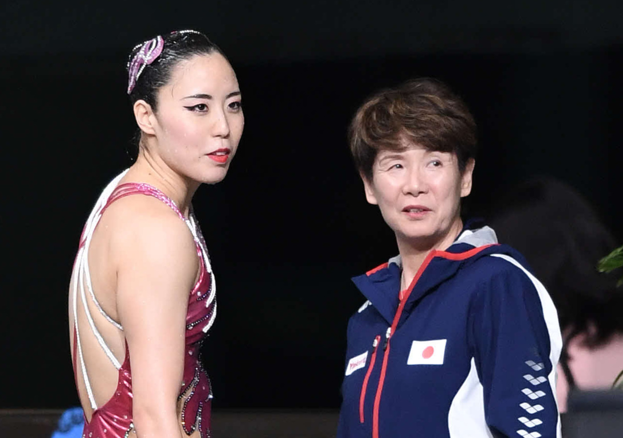 井村雅代HC（右）と乾友紀子（2019年4月撮影）