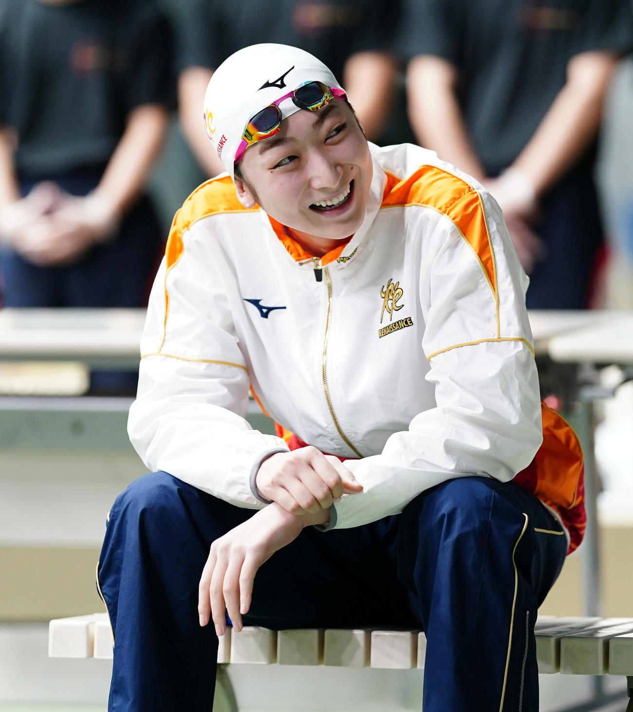 女子100メートル自由形決勝、レースを前に仲間からエールを送られ笑顔を見せる池江（代表撮影）