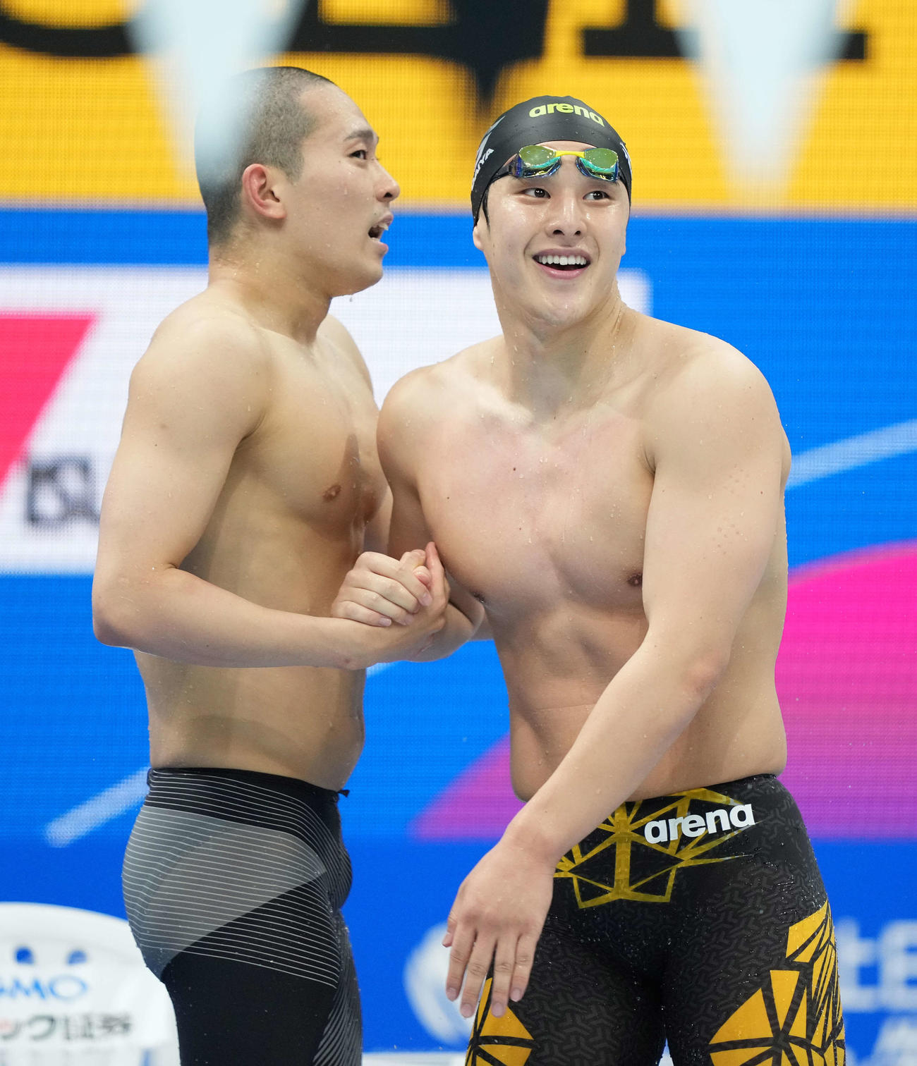 男子400メートル個人メドレーで東京五輪代表内定を決めた井狩（左）と健闘をたたえ合う瀬戸（撮影・鈴木みどり）