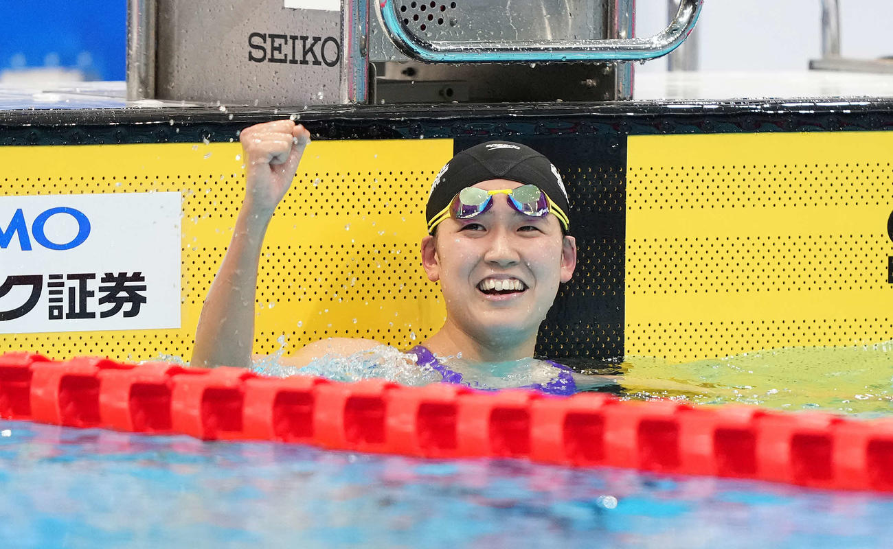 女子400メートル自由形で東京五輪代表内定を決めガッツポーズする小堀（撮影・鈴木みどり）