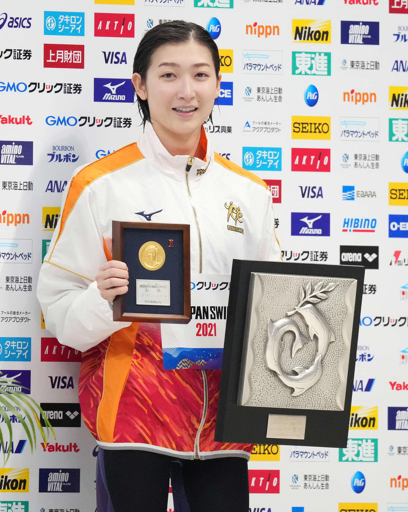 女子100メートルバタフライで優勝し笑顔の池江（撮影・鈴木みどり）