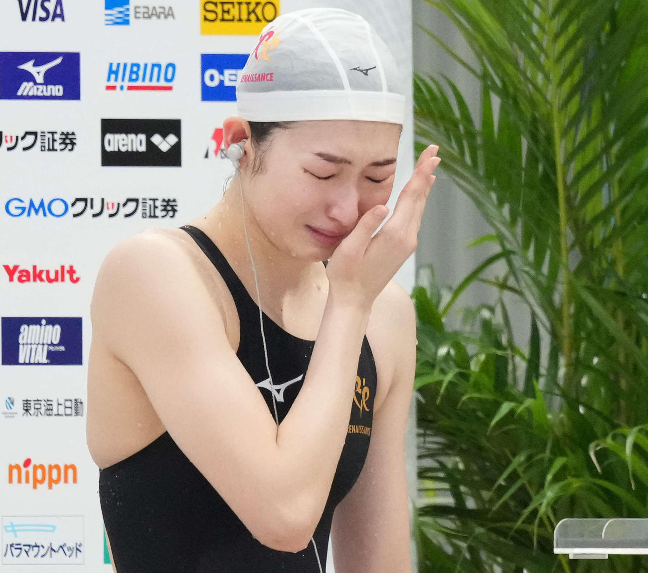 女子100メートルバタフライで優勝し涙する池江（撮影・鈴木みどり）