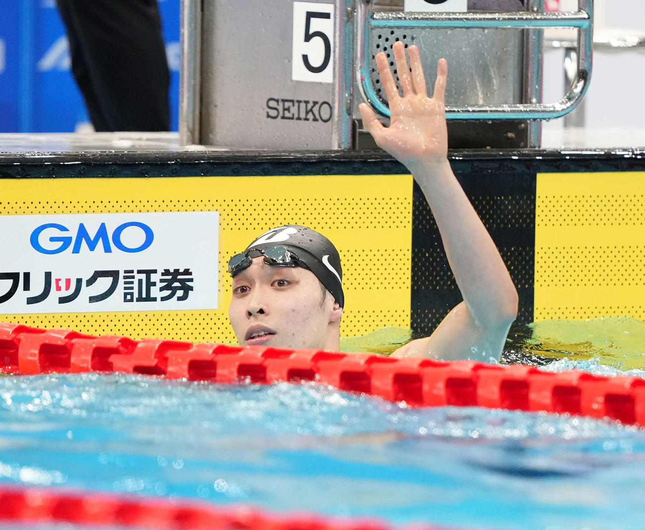 男子200メートル自由形準決勝を終え手を振る萩野（撮影・鈴木みどり）
