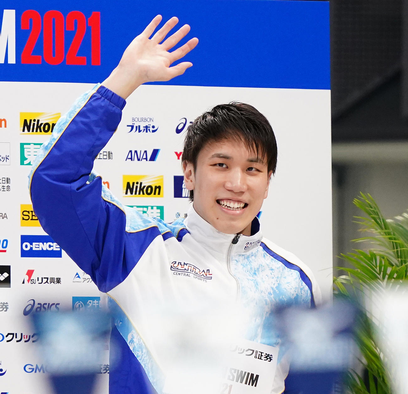 男子200メートル自由形決勝で優勝し、ガッツポーズを見せる松元（撮影・菅敏）