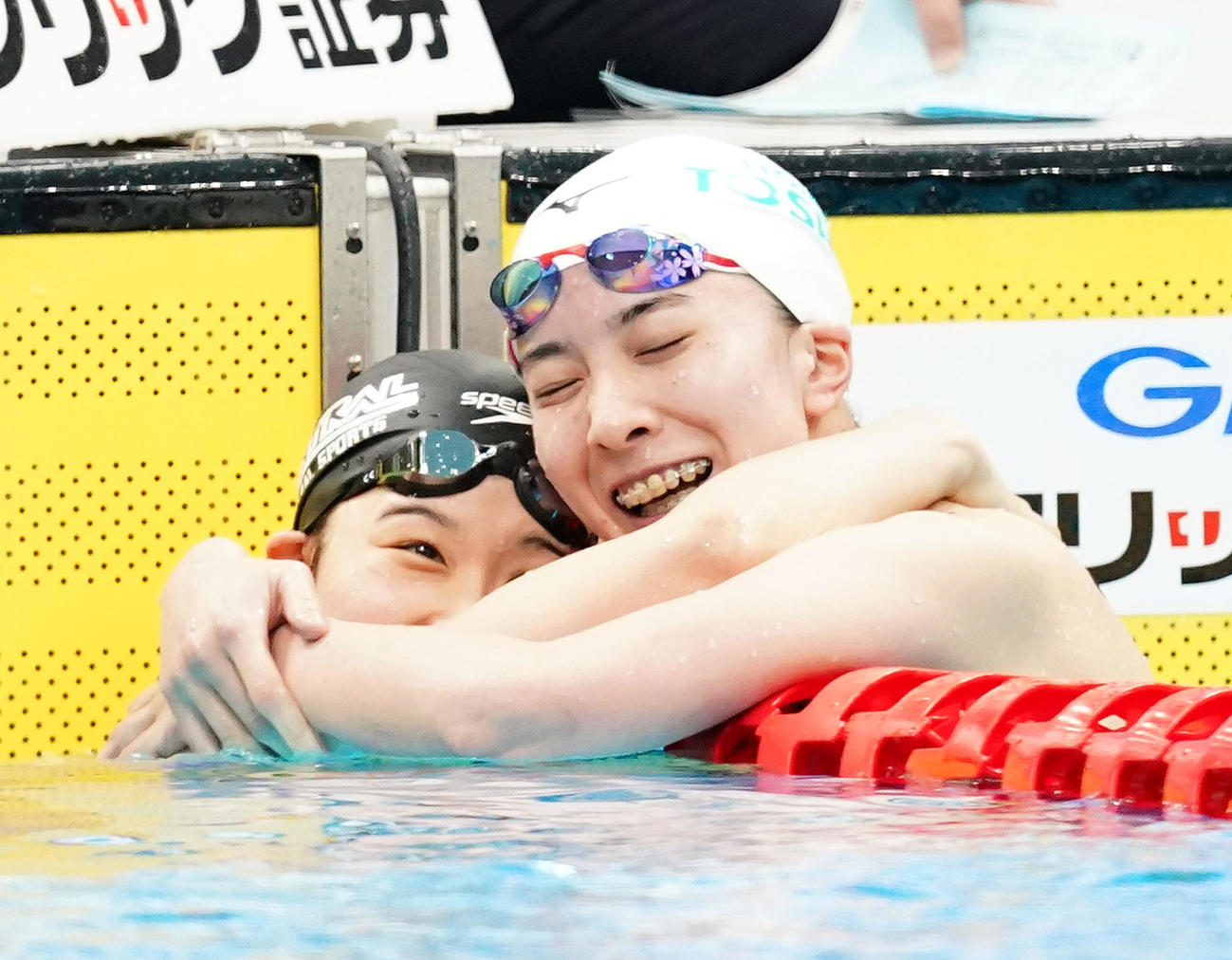 女子200メートル個人メドレーで優勝し2位の大橋（右）と抱き合って喜ぶ寺村（撮影・菅敏）