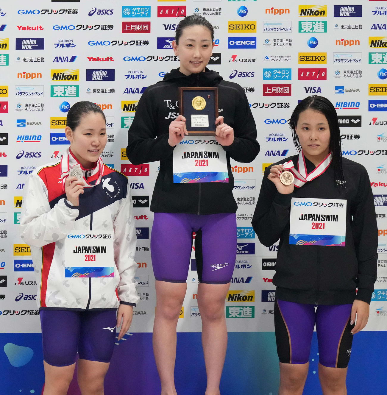 女子200メートル自由形でメダルを手にする、左から2位の白井、優勝の五十嵐、3位の増田（撮影・鈴木みどり）