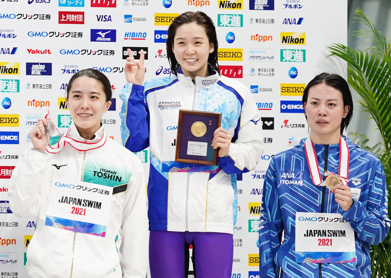 女子200メートル個人メドレーで優勝し2位の大橋（左）、3位の大本と記念写真に納まる寺村（撮影・菅敏）