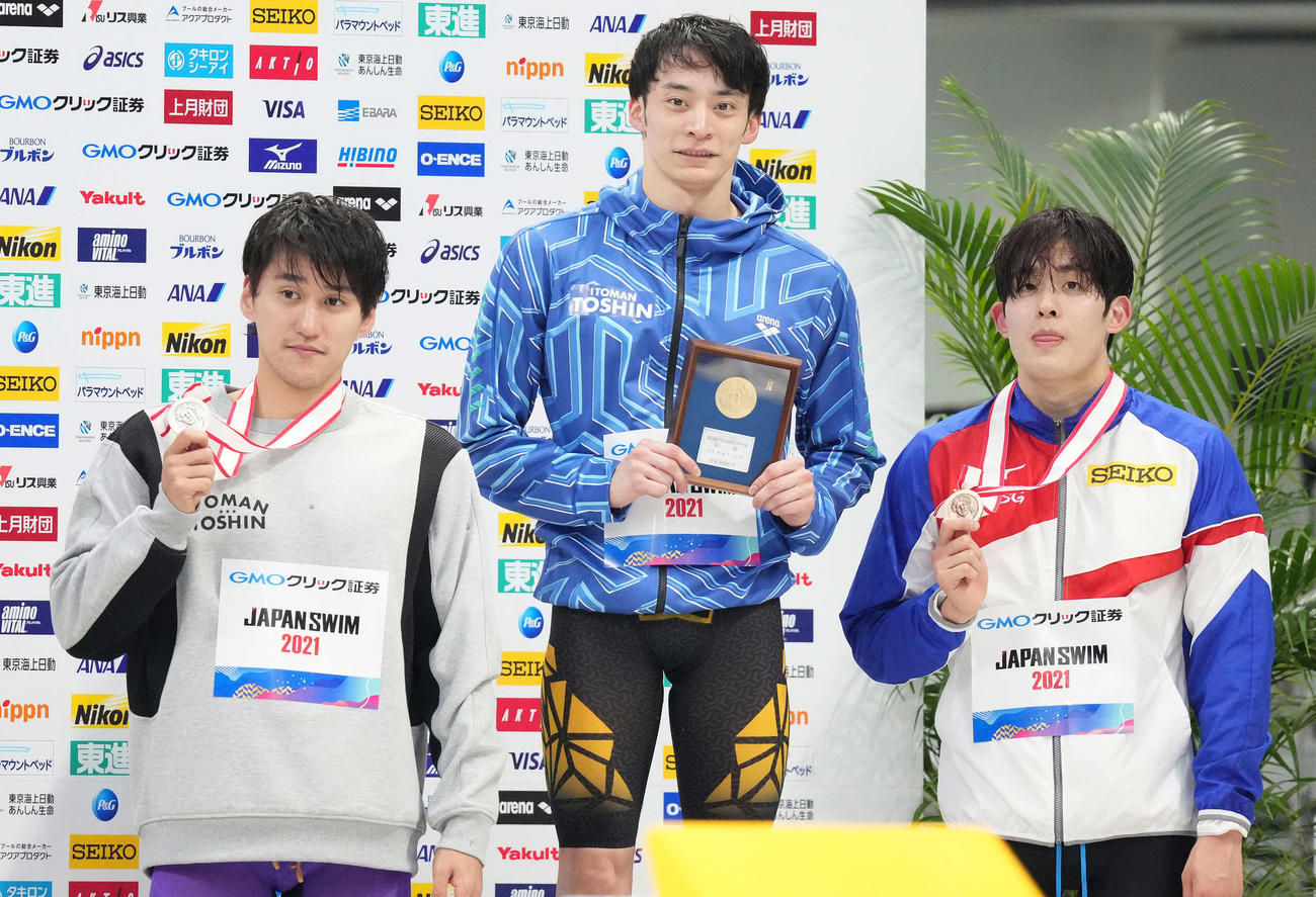 男子200メートル背泳ぎの表彰で笑顔を見せる、左から2位砂間、優勝の入江、3位の坂井（撮影・鈴木みどり）