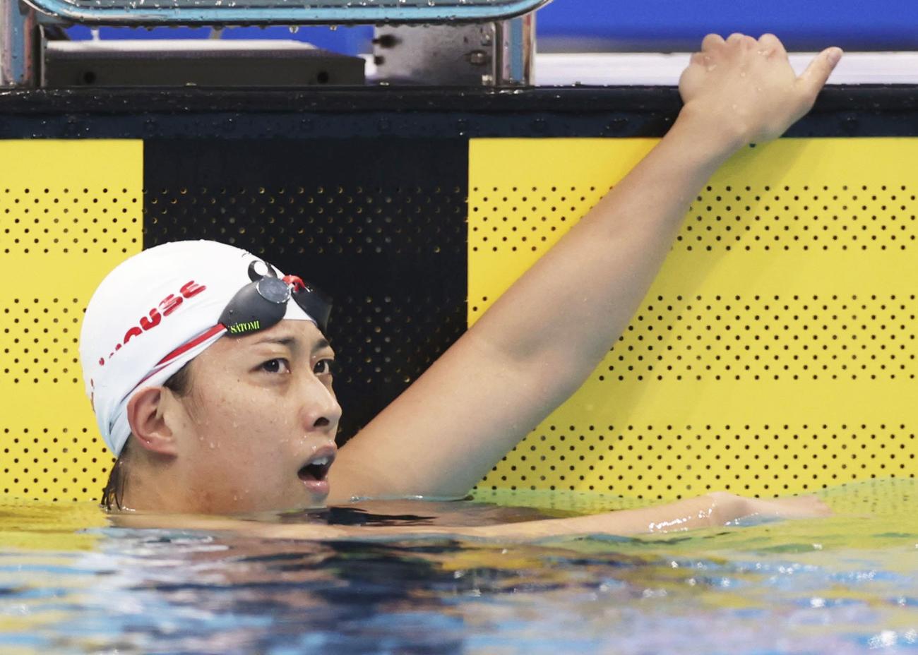 女子200メートル 平泳ぎ決勝のレースを終え、タイムを確認する鈴木聡美（共同）