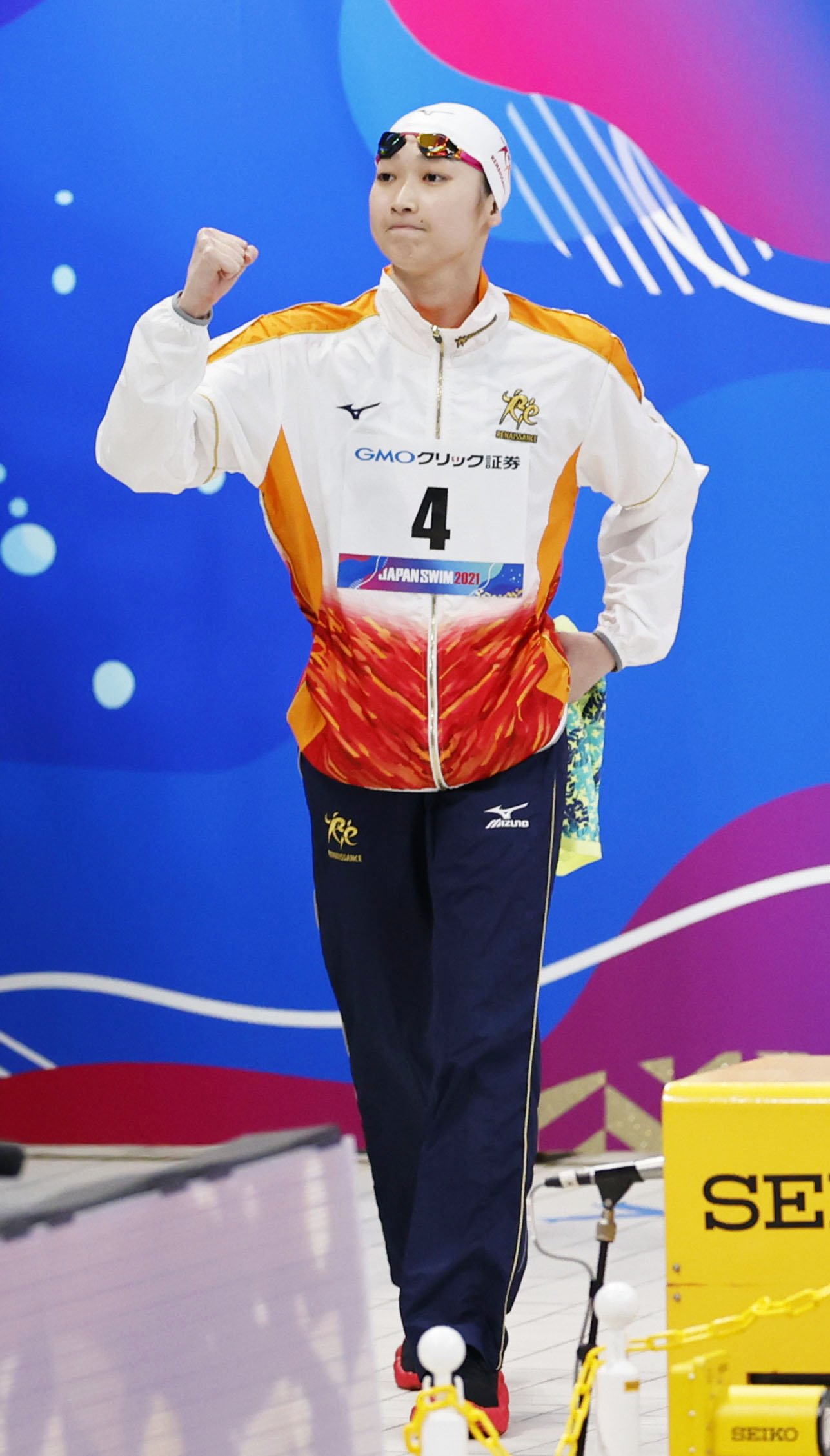 女子50メートル自由形決勝　ガッツポーズで入場する池江（代表撮影）