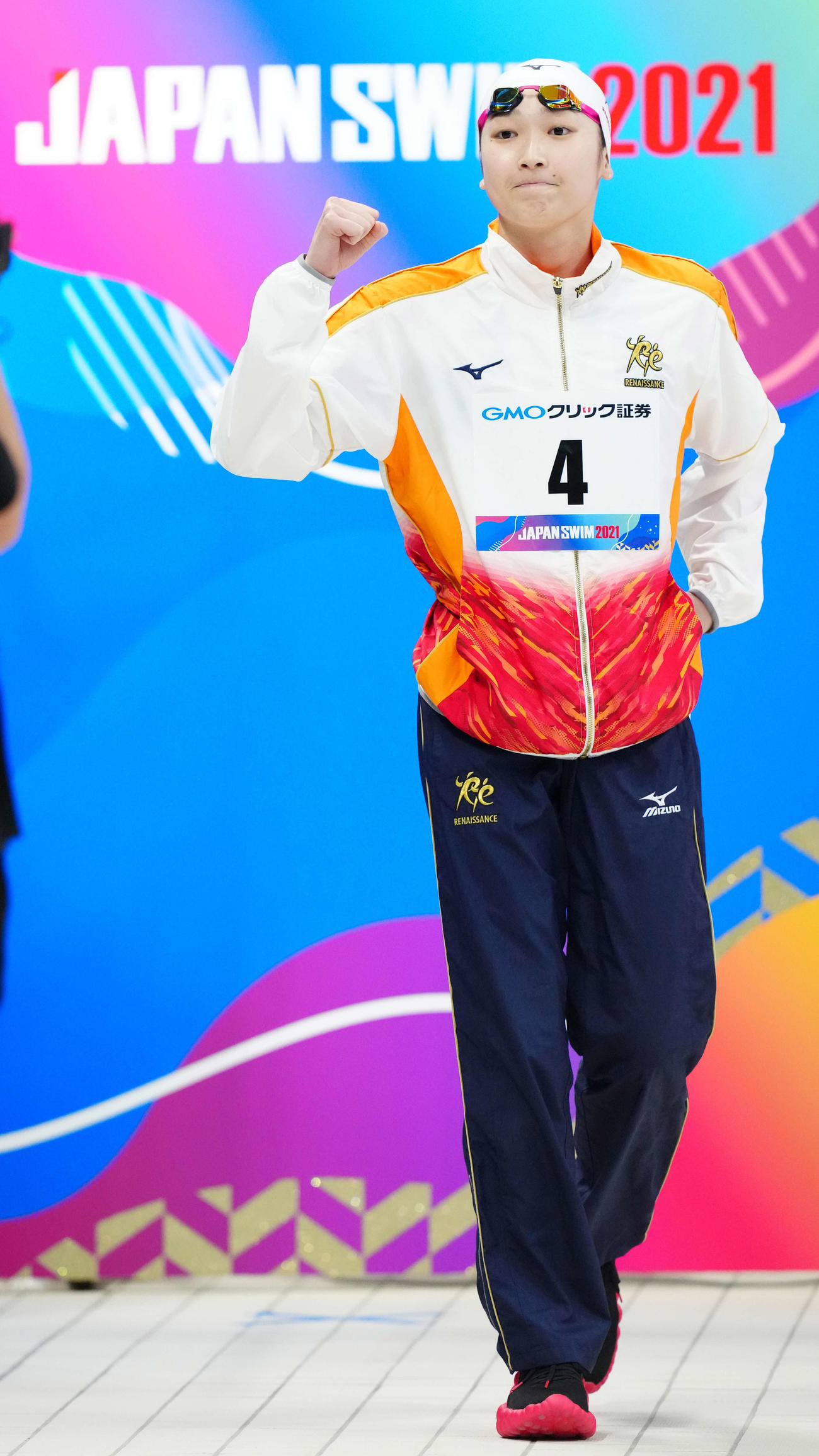 10日、日本選手権での女子50メートル自由形決勝で、入場時にガッツポーズを見せる池江璃花子