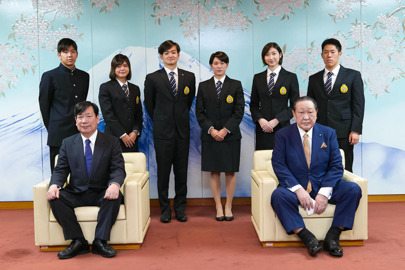 日本大学会館に表敬訪問した池江（後列右から2人目）ら日大水泳部の部員たち（後列）。前列左から加藤学長、田中理事長（日大提供）