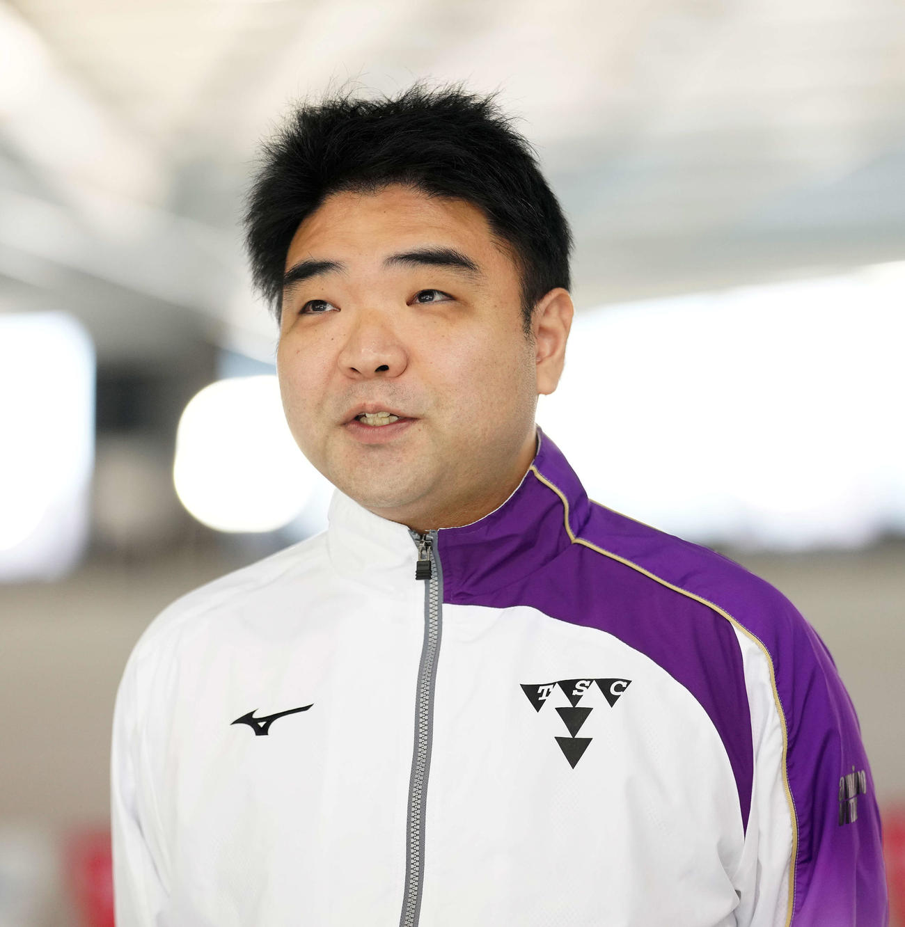 競泳五輪代表の佐藤翔馬の公開練習前、取材に応じる西条コーチ（撮影・江口和貴）