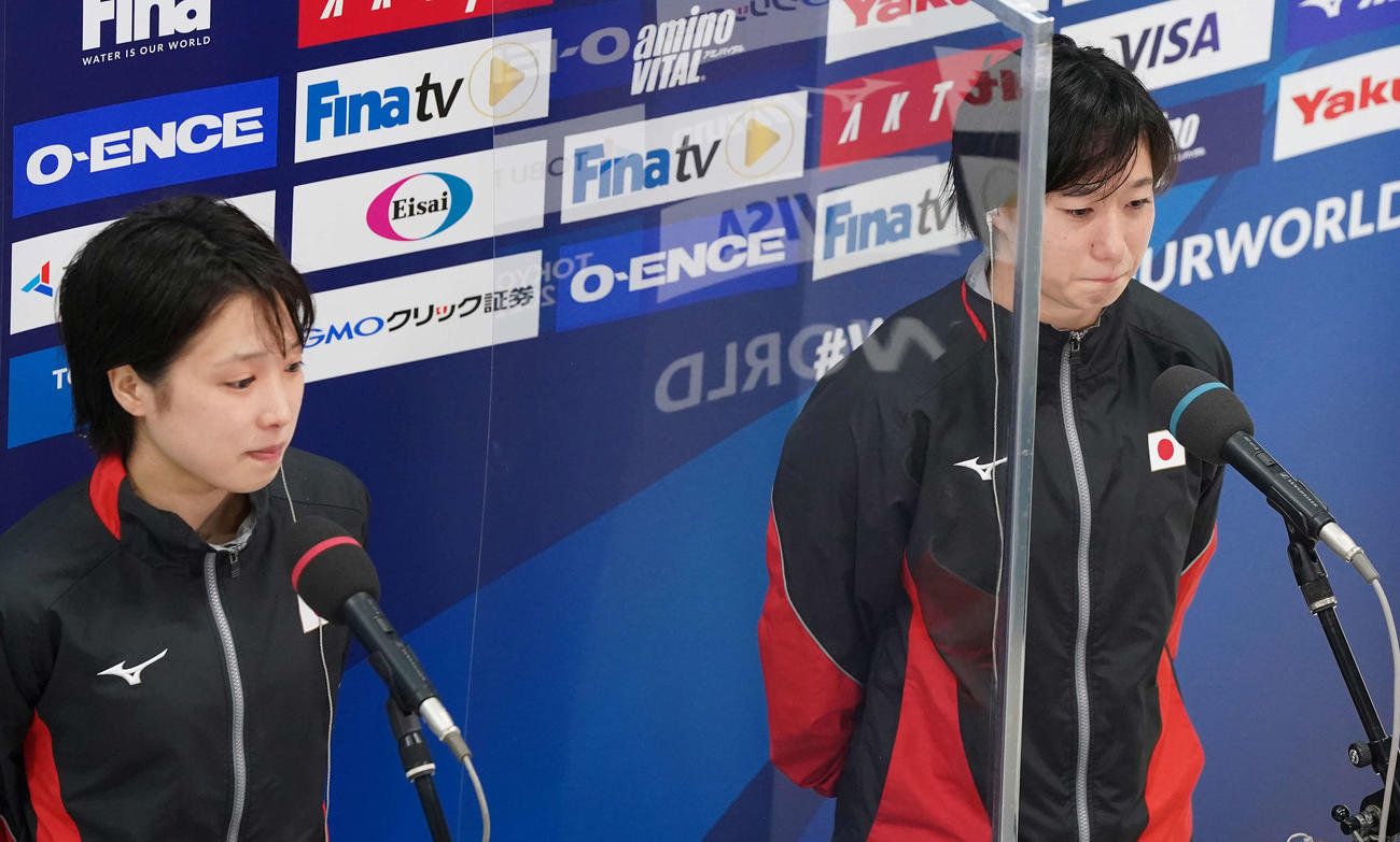 女子シンクロ高飛び込み決勝後のインタビューで涙ぐむ板橋（右）。左は荒井（撮影・鈴木みどり）