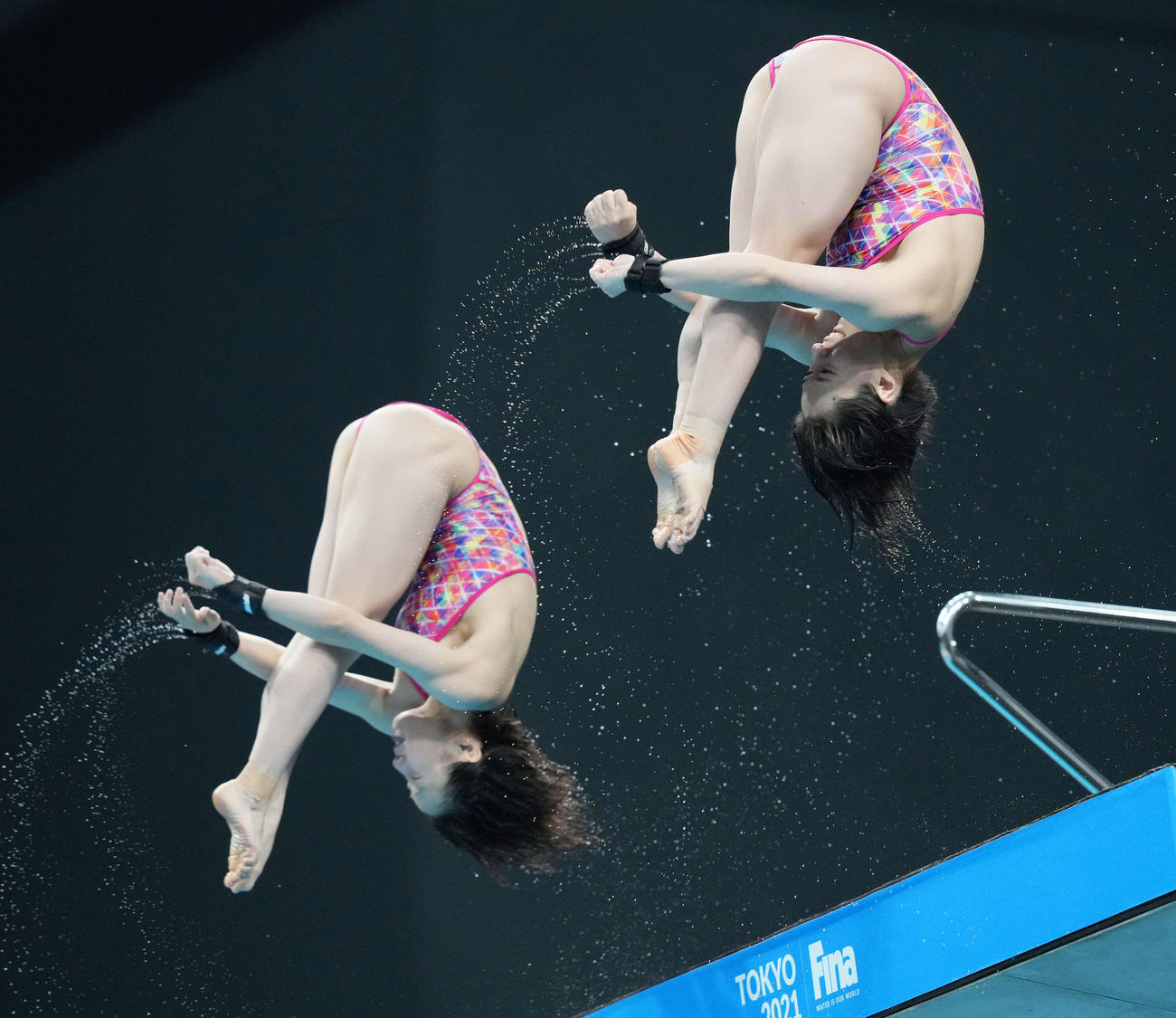 女子シンクロ高飛び込み決勝で演技する板橋（右）と荒井（撮影・鈴木みどり）