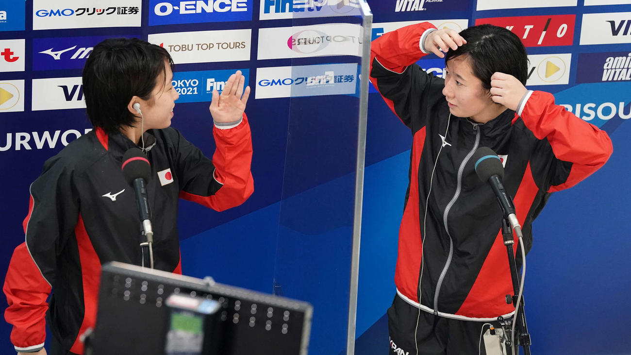 女子シンクロ高飛び込み予選後のインタビュー前に、髪形を気にする板橋（右）と荒井（撮影・鈴木みどり）