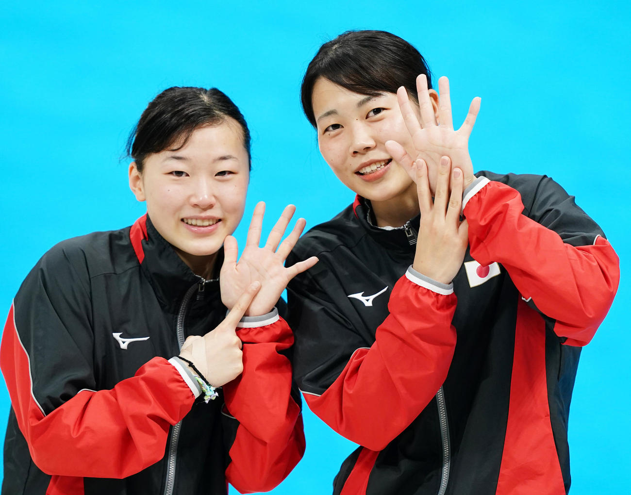 女子板飛び込み決勝で6位の三上（左）と8位の榎本は、笑顔でポーズをとる（撮影・菅敏）