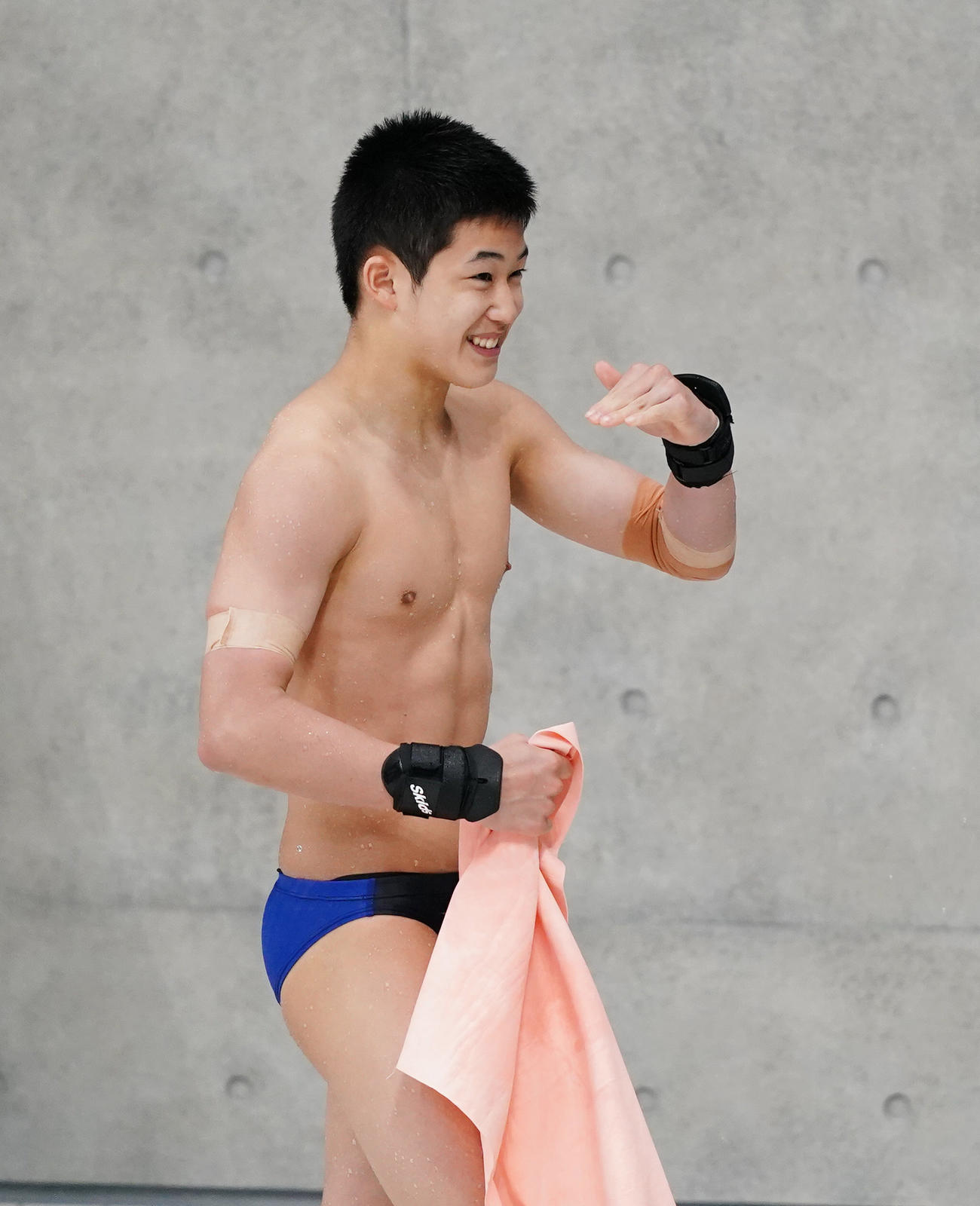 男子高飛び込み決勝で1本目の演技を終え、笑顔を見せる玉井（撮影・菅敏）
