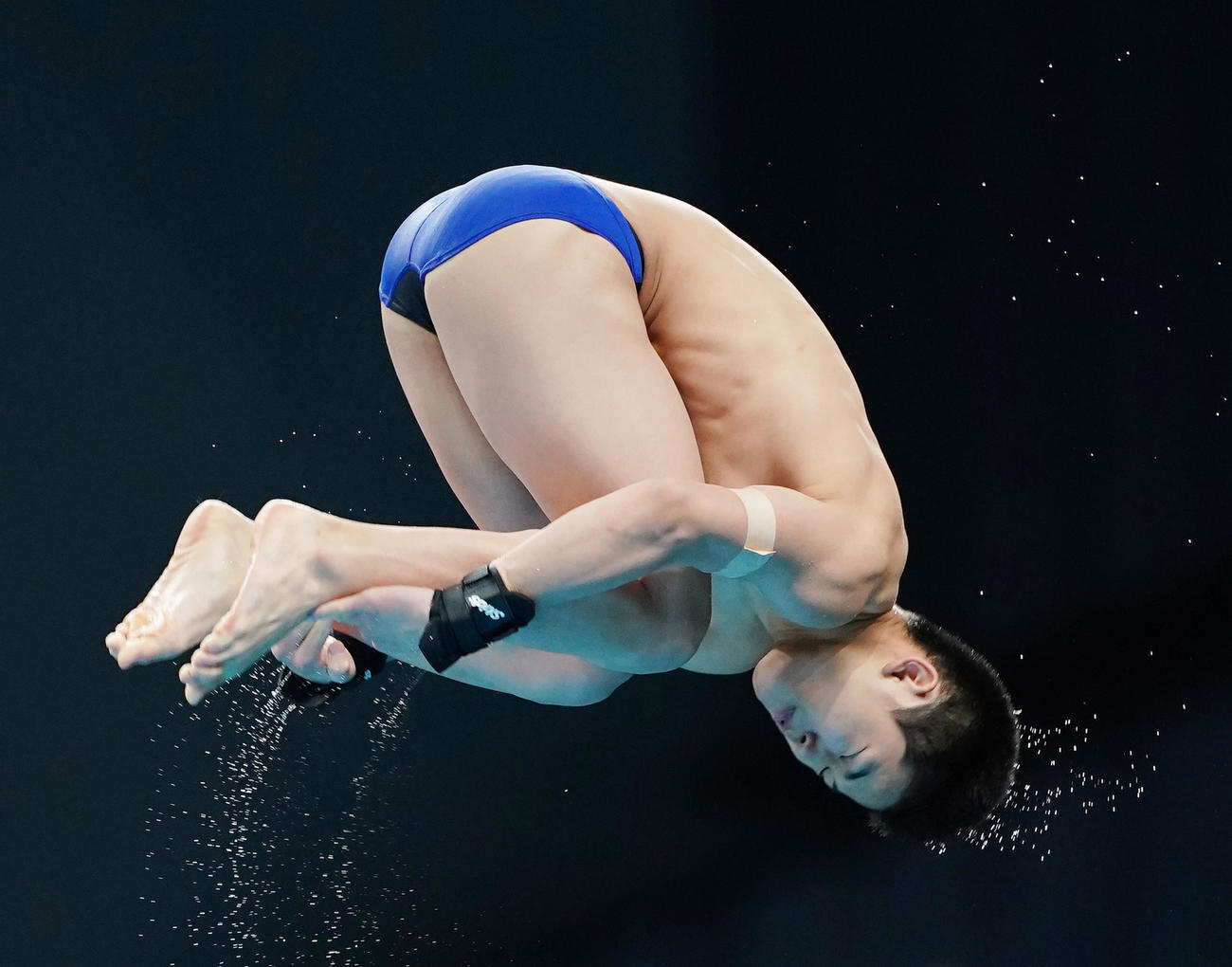 男子高飛び込み決勝で演技をする玉井（撮影・菅敏）