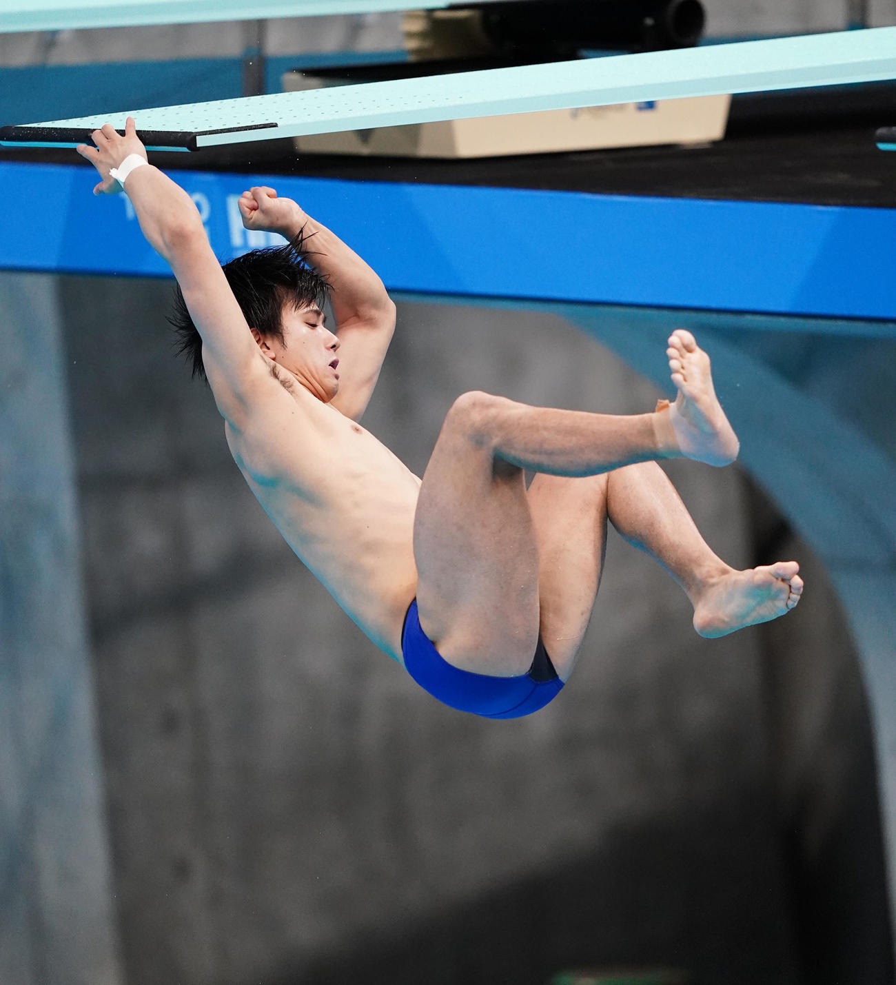 男子板飛び込み予選、5本目でバランスを崩し、落下する伊藤（撮影・菅敏）