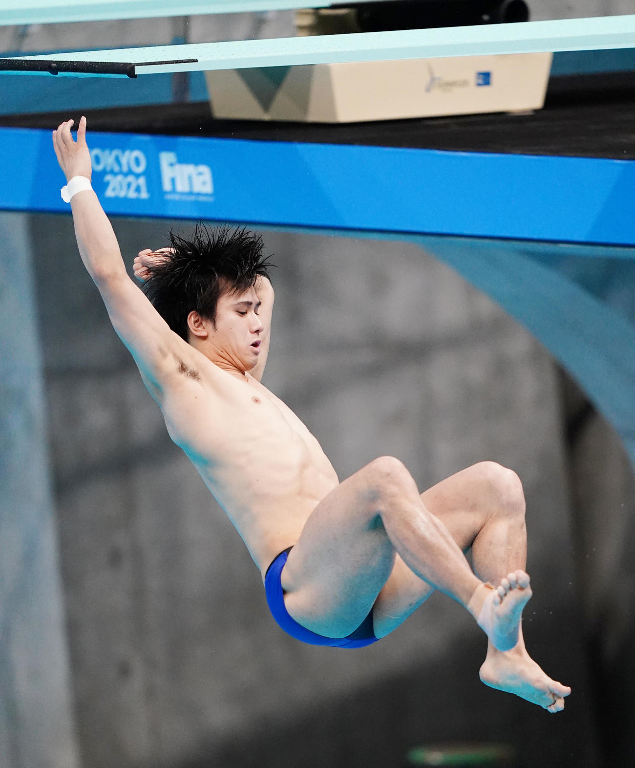 男子板飛び込み予選、5本目でバランスを崩し、落下する伊藤（撮影・菅敏）