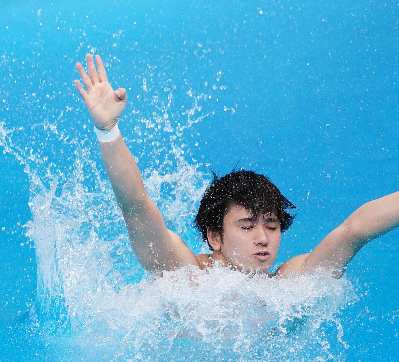 男子板飛び込み予選、5本目でバランスを崩し、落下する伊藤（撮影・菅敏）
