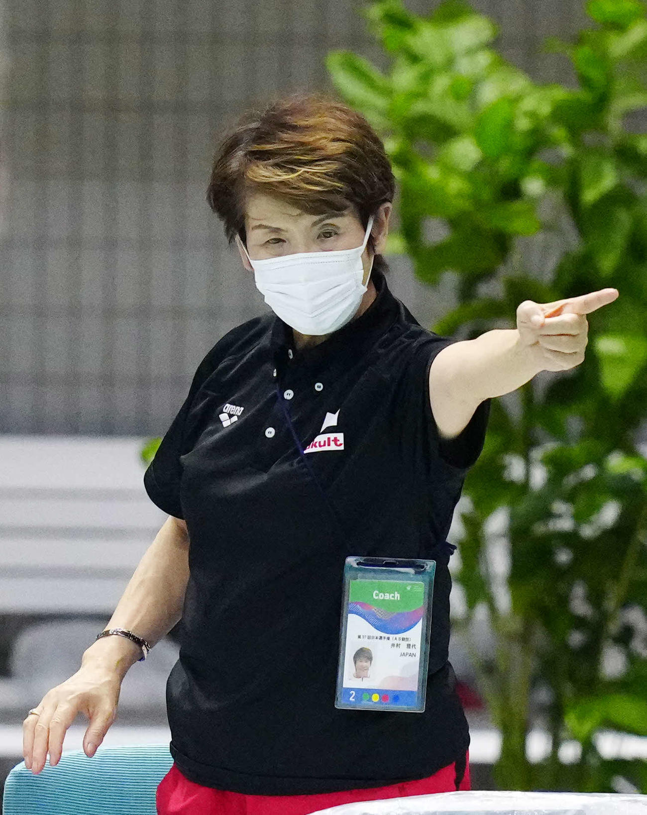 デュエットテクニカルルーティンにオープン参加する乾、吉田組に練習で指示を出す井村ヘッドコーチ（撮影・江口和貴）