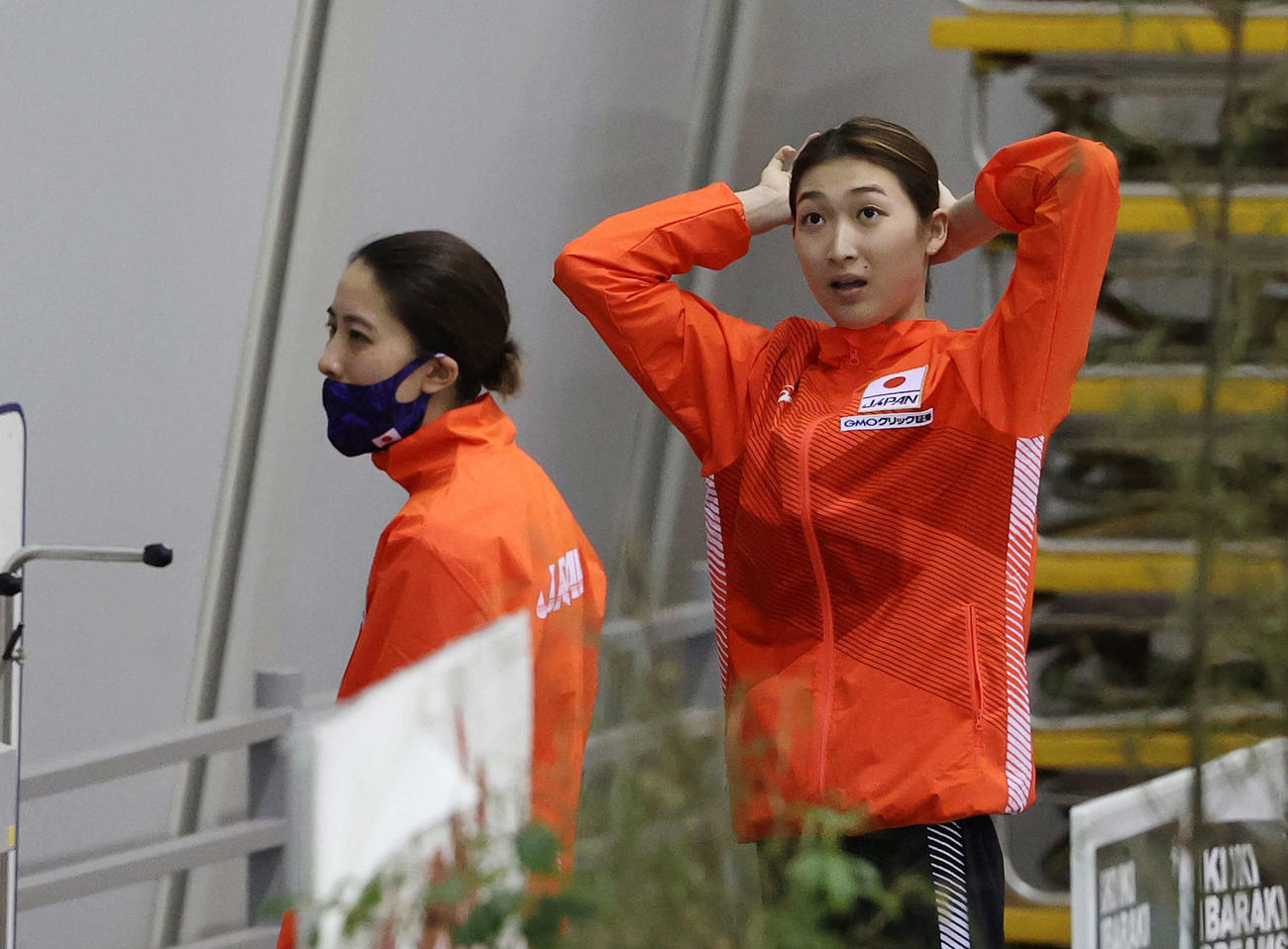 女子200メートル自由形予選を前にリラックスした表情を見せる池江（右）。左は大橋（撮影・河野匠）